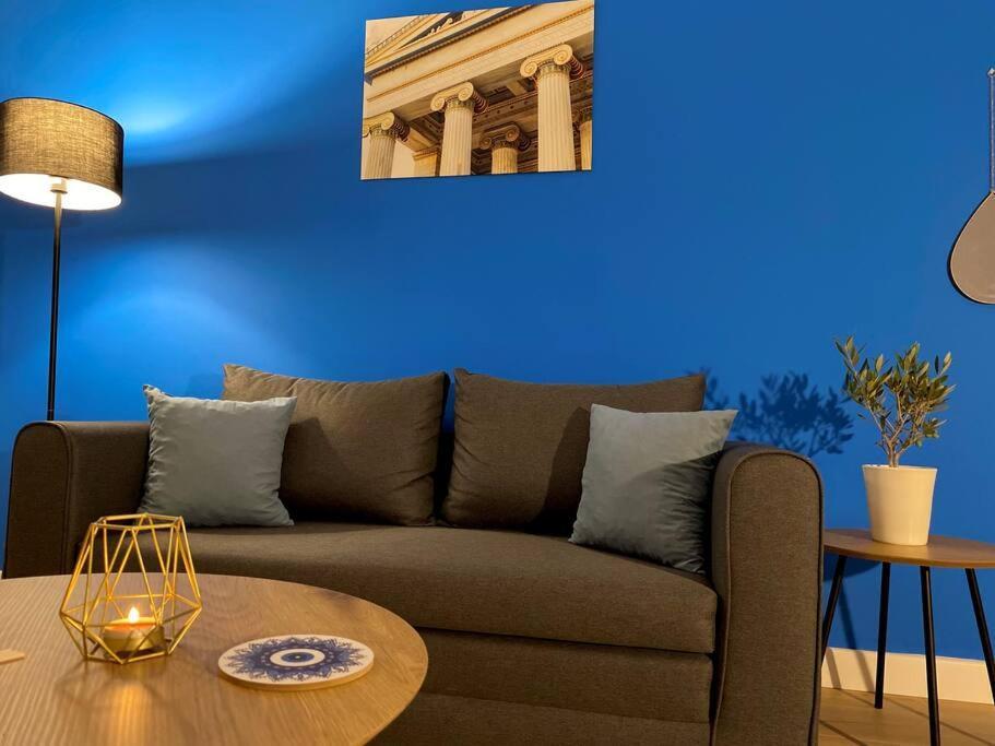 Olympus' Gods/ Near Acropolis/s.a.x. אתונה